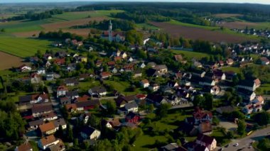 Almanya 'daki eski şehir merkezinin havadan görünüşü, güneşli bir bahar gününde Bavyera .