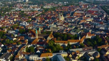 Almanya 'daki eski şehir merkezinin havadan görünüşü, güneşli bir bahar gününde Bavyera .