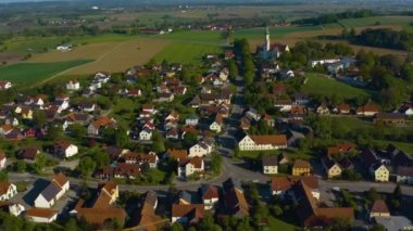 Almanya 'daki eski şehir merkezinin havadan görünüşü, güneşli bir bahar gününde Bavyera .