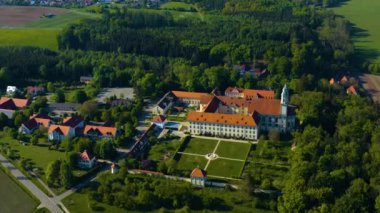 Almanya 'daki eski şehir merkezinin havadan görünüşü, güneşli bir bahar gününde Bavyera .