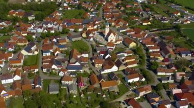 Almanya 'daki eski şehir merkezinin havadan görünüşü, güneşli bir bahar gününde Bavyera .