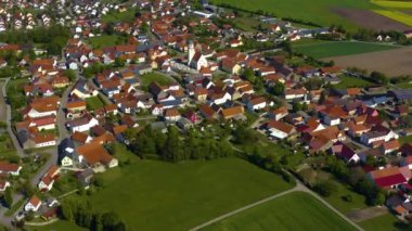 Almanya 'daki eski şehir merkezinin havadan görünüşü, güneşli bir bahar gününde Bavyera .