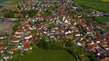 Almanya 'daki eski şehir merkezinin havadan görünüşü, güneşli bir bahar gününde Bavyera .
