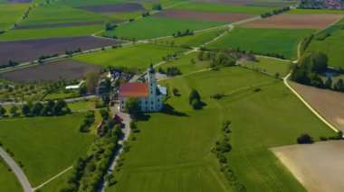 Almanya 'daki eski şehir merkezinin havadan görünüşü, güneşli bir bahar gününde Bavyera .