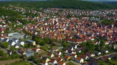 Almanya 'daki eski şehir merkezinin havadan görünüşü, güneşli bir bahar gününde Bavyera .