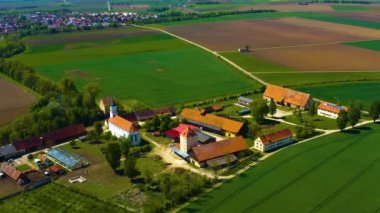 Almanya 'daki eski şehir merkezinin havadan görünüşü, güneşli bir bahar gününde Bavyera .