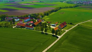 Almanya 'daki eski şehir merkezinin havadan görünüşü, güneşli bir bahar gününde Bavyera .