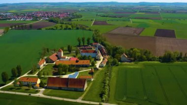 Almanya 'daki eski şehir merkezinin havadan görünüşü, güneşli bir bahar gününde Bavyera .