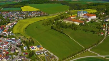 Manastır ve şehir manzarası Almanya 'da Neresheim, güneşli bir bahar gününde Coronavirus tecridi sırasında Bavyera.