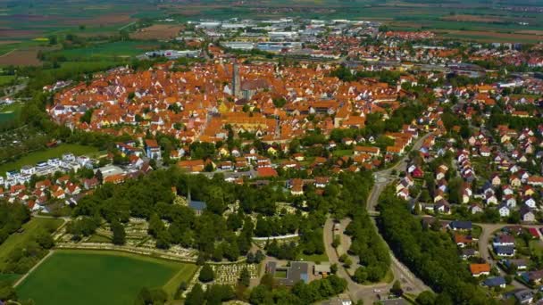 都市の空中ビューコロナウイルスのロックダウン中の晴れた春の日にバイエルン州ドイツのNrdlingen — ストック動画