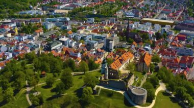 Almanya 'daki eski şehir merkezinin havadan görünüşü, güneşli bir bahar gününde Bavyera .