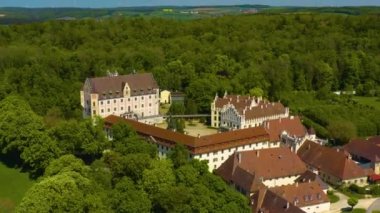 Almanya 'daki eski şehir merkezinin havadan görünüşü, güneşli bir bahar gününde Bavyera .