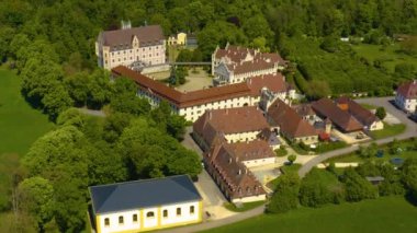 Almanya 'daki eski şehir merkezinin havadan görünüşü, güneşli bir bahar gününde Bavyera .