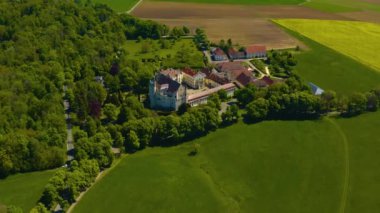 Almanya 'daki eski şehir merkezinin havadan görünüşü, güneşli bir bahar gününde Bavyera .