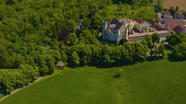 Almanya 'daki eski şehir merkezinin havadan görünüşü, güneşli bir bahar gününde Bavyera .