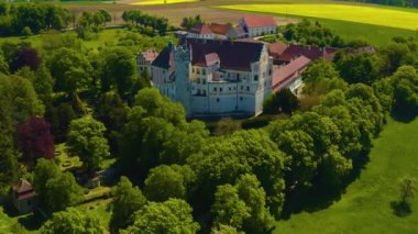 Almanya 'daki eski şehir merkezinin havadan görünüşü, güneşli bir bahar gününde Bavyera .