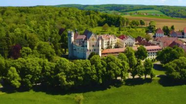 Almanya 'daki eski şehir merkezinin havadan görünüşü, güneşli bir bahar gününde Bavyera .