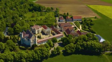 Almanya 'daki eski şehir merkezinin havadan görünüşü, güneşli bir bahar gününde Bavyera .