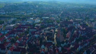 Almanya 'daki eski şehir merkezinin havadan görünüşü, güneşli bir bahar gününde Bavyera .
