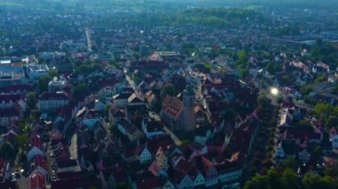 Almanya 'daki eski şehir merkezinin havadan görünüşü, güneşli bir bahar gününde Bavyera .