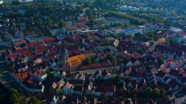 Almanya 'daki eski şehir merkezinin havadan görünüşü, güneşli bir bahar gününde Bavyera .