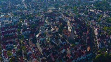 Almanya 'daki eski şehir merkezinin havadan görünüşü, güneşli bir bahar gününde Bavyera .