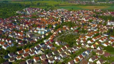 Almanya 'daki eski şehir merkezinin havadan görünüşü, güneşli bir bahar gününde Bavyera .