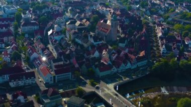 Almanya 'daki eski şehir merkezinin havadan görünüşü, güneşli bir bahar gününde Bavyera .