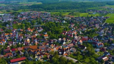 Almanya 'daki eski şehir merkezinin havadan görünüşü, güneşli bir bahar gününde Bavyera .