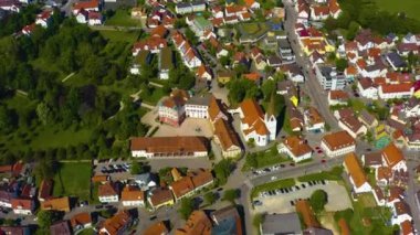 Almanya 'daki eski şehir merkezinin havadan görünüşü, güneşli bir bahar gününde Bavyera .
