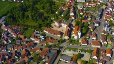 Almanya 'daki eski şehir merkezinin havadan görünüşü, güneşli bir bahar gününde Bavyera .
