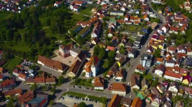 Almanya 'daki eski şehir merkezinin havadan görünüşü, güneşli bir bahar gününde Bavyera .