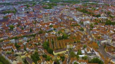 Almanya 'daki eski şehir merkezinin havadan görünüşü, güneşli bir bahar gününde Bavyera .