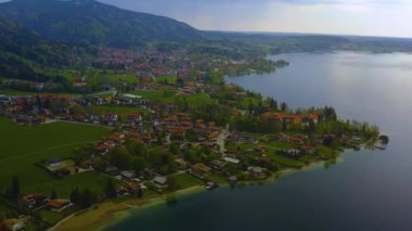 Almanya 'daki eski şehir merkezinin havadan görünüşü, güneşli bir bahar gününde Bavyera .