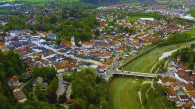 Almanya 'daki eski şehir merkezinin havadan görünüşü, güneşli bir bahar gününde Bavyera .