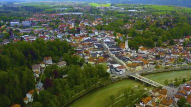 Almanya 'daki eski şehir merkezinin havadan görünüşü, güneşli bir bahar gününde Bavyera .