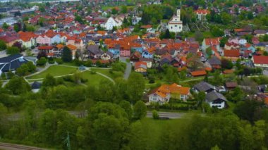 Almanya 'daki eski şehir merkezinin havadan görünüşü, güneşli bir bahar gününde Bavyera .