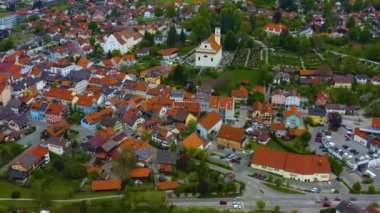 Almanya 'daki eski şehir merkezinin havadan görünüşü, güneşli bir bahar gününde Bavyera .