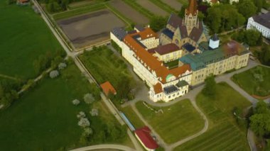 Almanya 'daki eski şehir merkezinin havadan görünüşü, güneşli bir bahar gününde Bavyera .