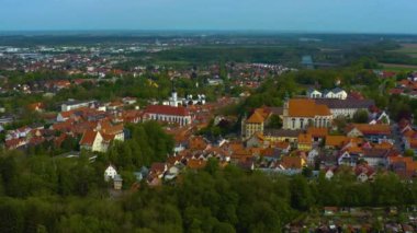 Almanya 'daki eski şehir merkezinin havadan görünüşü, güneşli bir bahar gününde Bavyera .