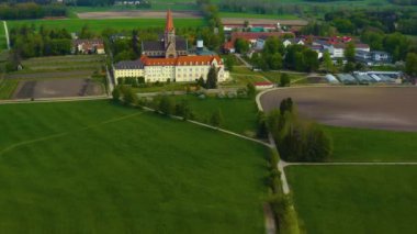 Almanya 'daki eski şehir merkezinin havadan görünüşü, güneşli bir bahar gününde Bavyera .