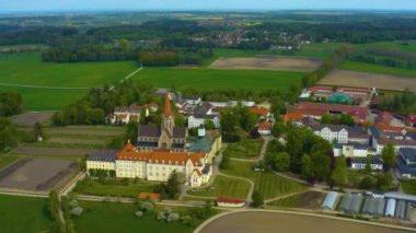 Almanya 'daki eski şehir merkezinin havadan görünüşü, güneşli bir bahar gününde Bavyera .