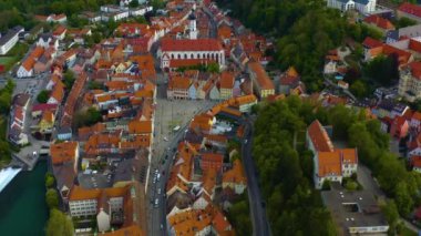 Almanya 'daki eski şehir merkezinin havadan görünüşü, güneşli bir bahar gününde Bavyera .