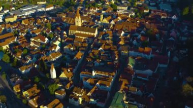 Almanya 'daki eski şehir merkezinin havadan görünüşü, güneşli bir bahar gününde Bavyera .