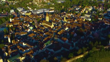 Almanya 'daki eski şehir merkezinin havadan görünüşü, güneşli bir bahar gününde Bavyera .