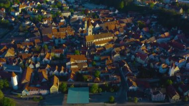 Almanya 'daki eski şehir merkezinin havadan görünüşü, güneşli bir bahar gününde Bavyera .