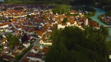 Almanya 'daki eski şehir merkezinin havadan görünüşü, güneşli bir bahar gününde Bavyera .