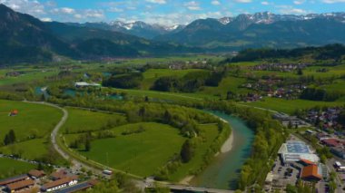 Almanya 'daki eski şehir merkezinin havadan görünüşü, güneşli bir bahar gününde Bavyera .