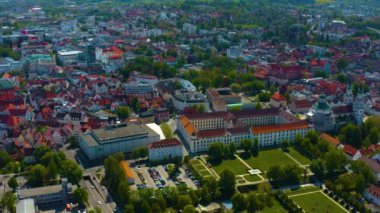 Almanya 'daki eski şehir merkezinin havadan görünüşü, güneşli bir bahar gününde Bavyera .