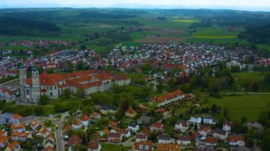 Almanya 'daki eski şehir merkezinin havadan görünüşü, güneşli bir bahar gününde Bavyera .